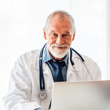 Médico experiente em frente a um computador